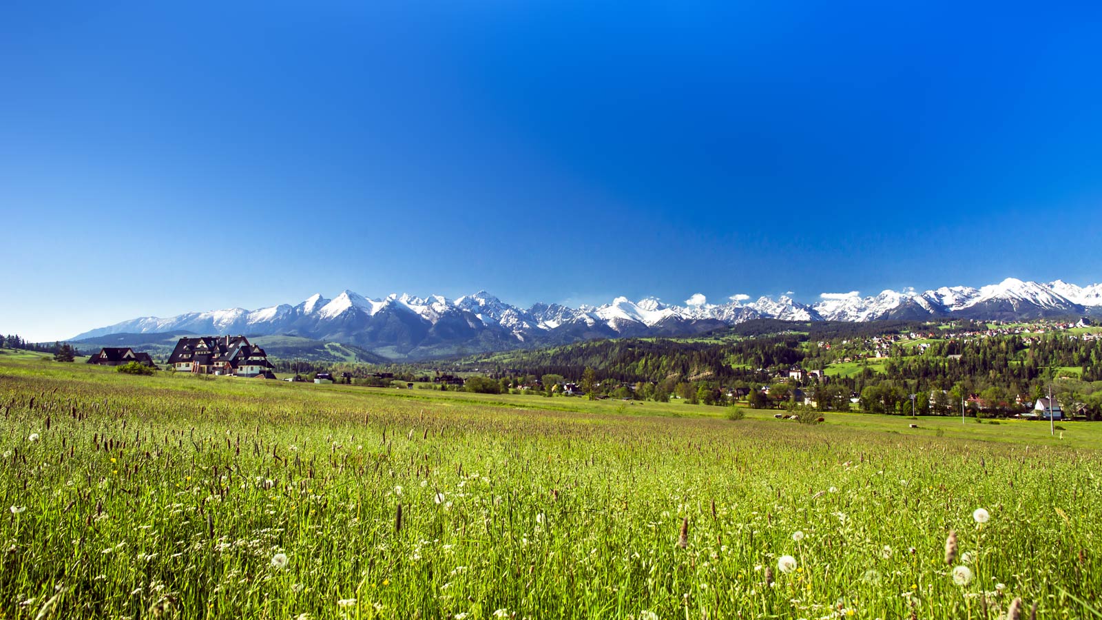 Maaliline mägimaastik Montenerero Resorti ümber